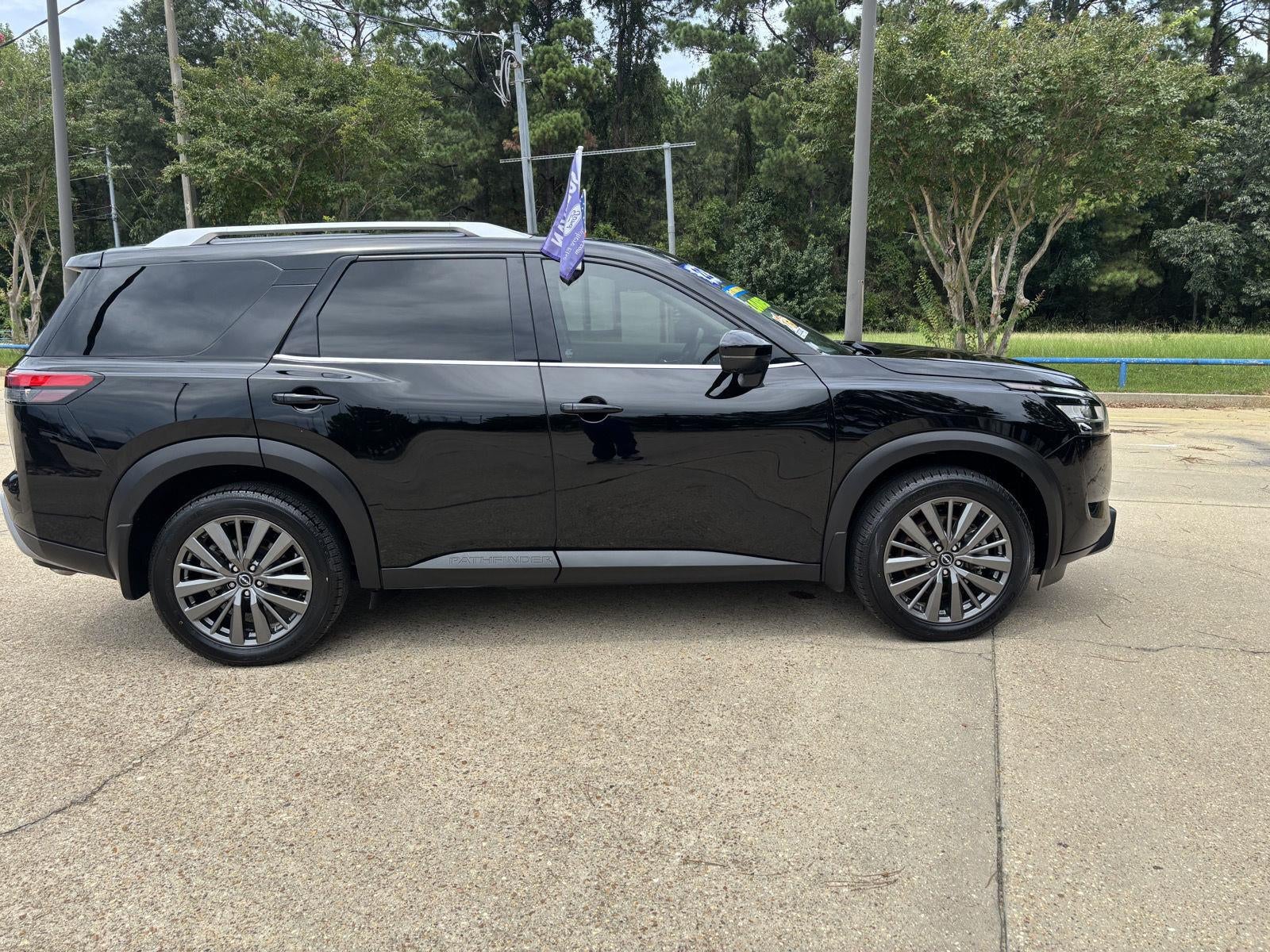 2022 Nissan Pathfinder SL