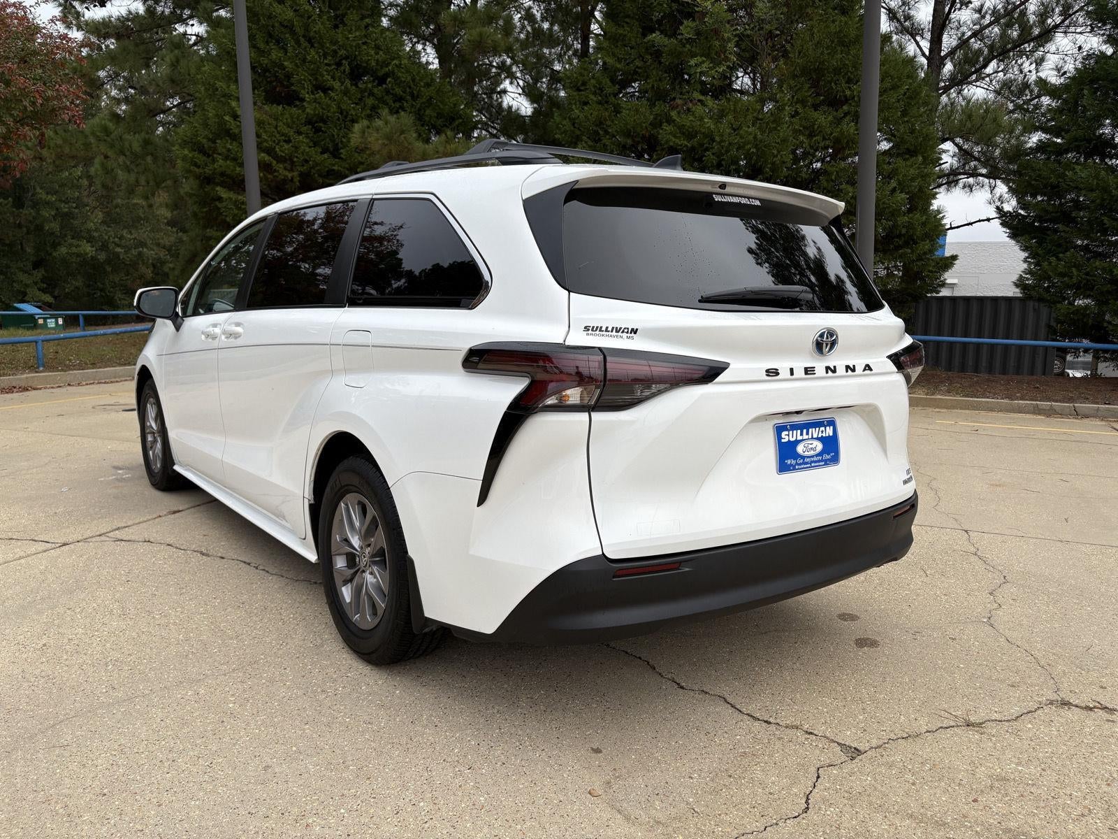 2023 Toyota Sienna LE