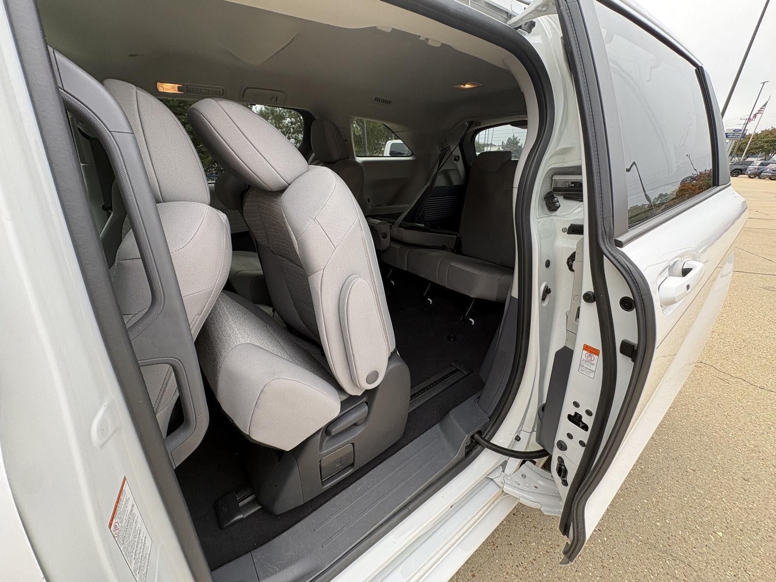 2023 Toyota Sienna LE