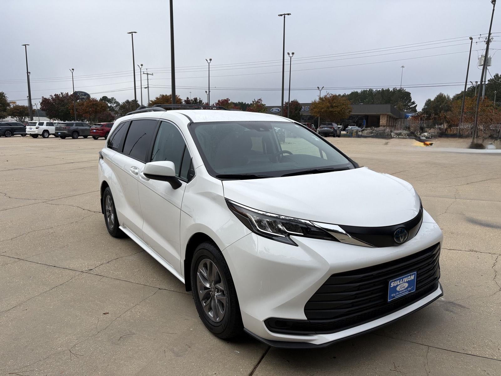 2023 Toyota Sienna LE