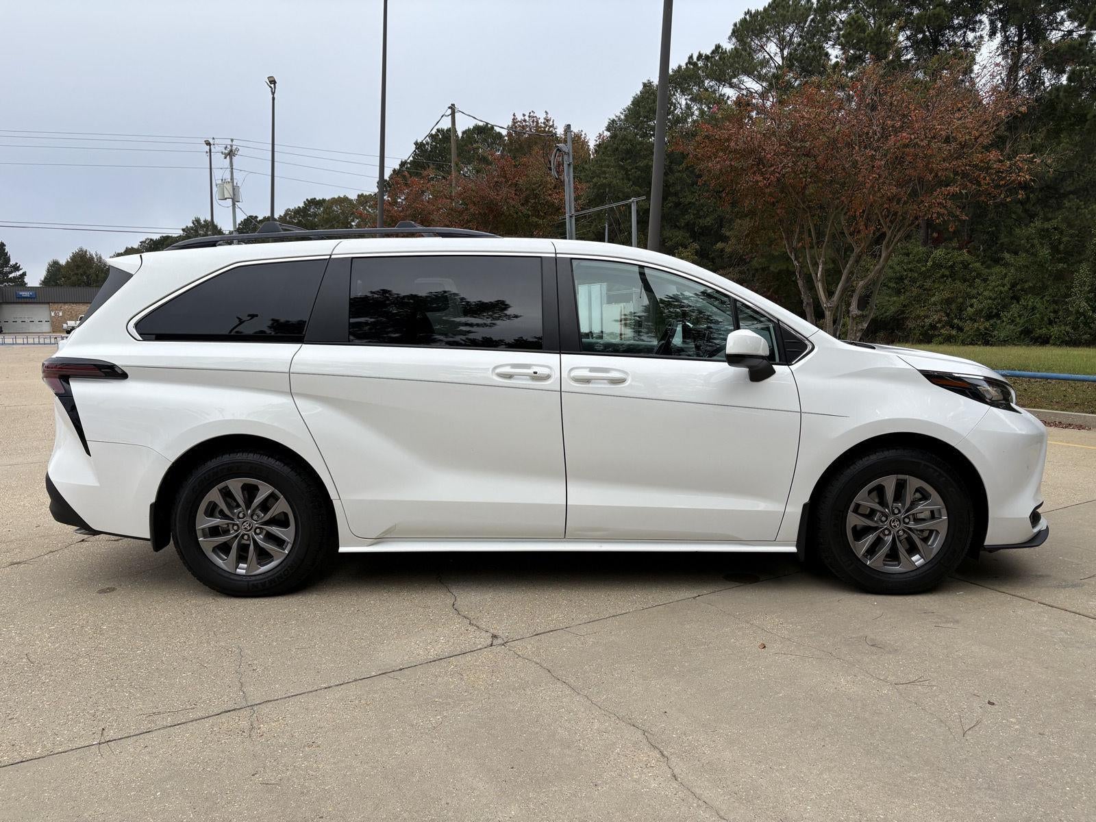 2023 Toyota Sienna LE